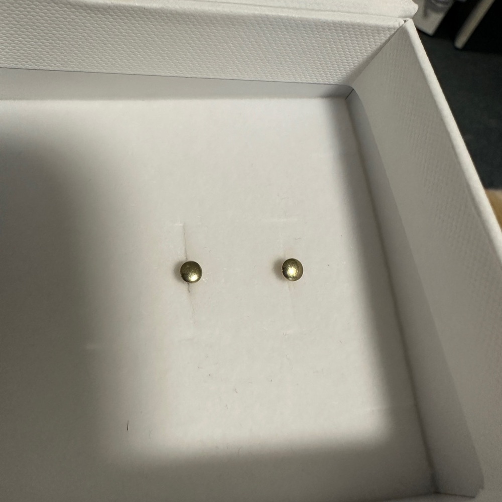 Mejuri thumbtack studs